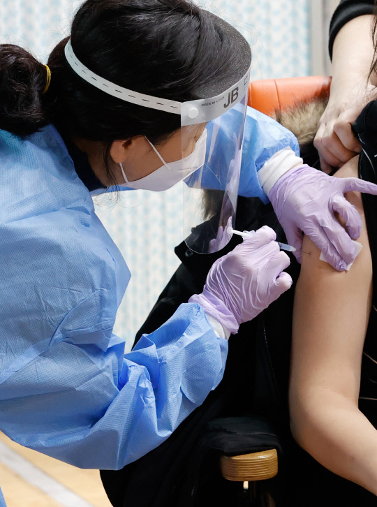 대구지역 찾아가는 학교 단위 백신 접종이 처음 시작된 16일 오전 대구의 한 학교에서 학생들이 신종 코로나바이러스 감염증(코로나19) 백신을 맞고 있다. 대구=연합뉴스